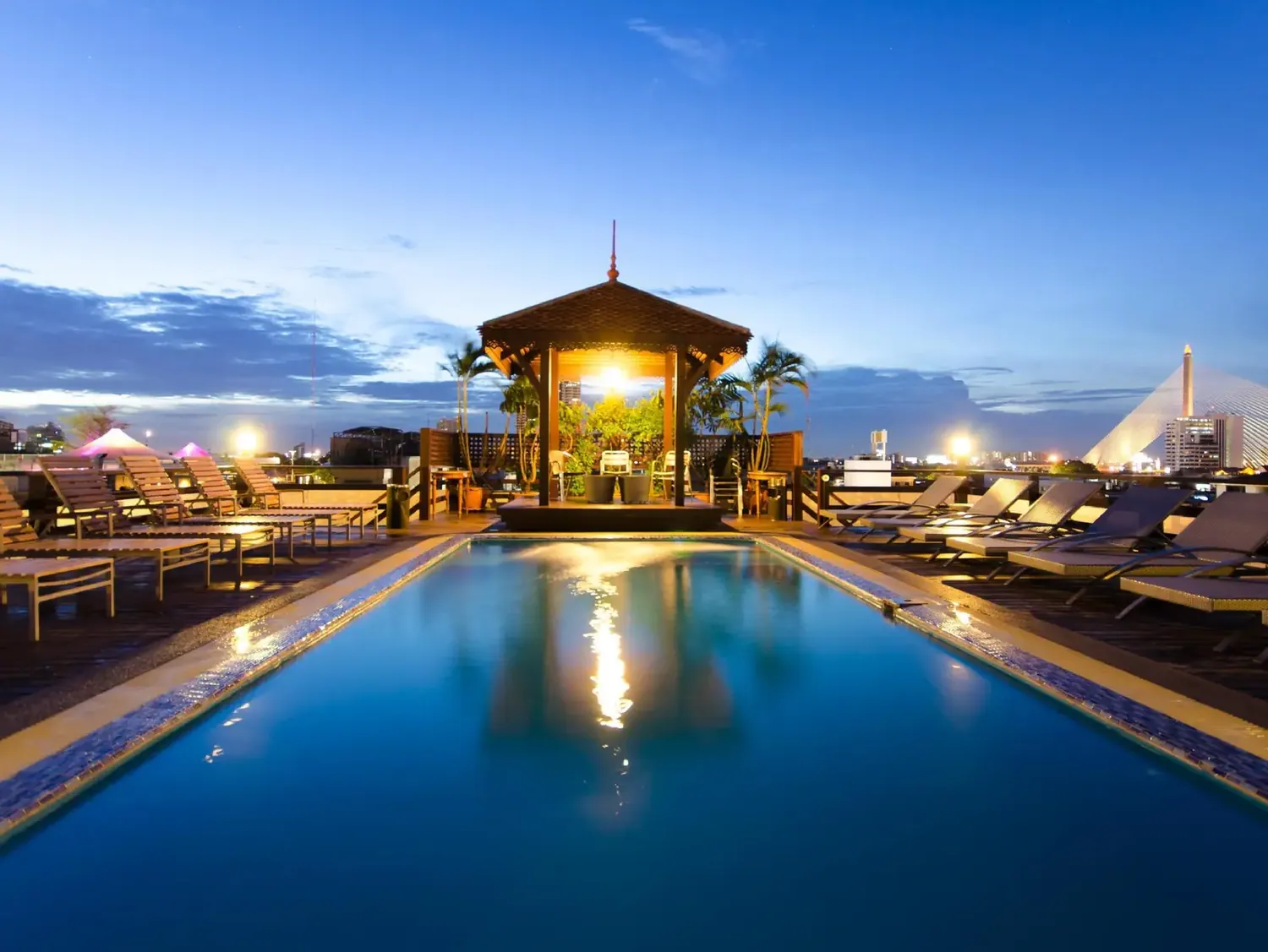 Rooftop pool at Khaosan Palace Hotel