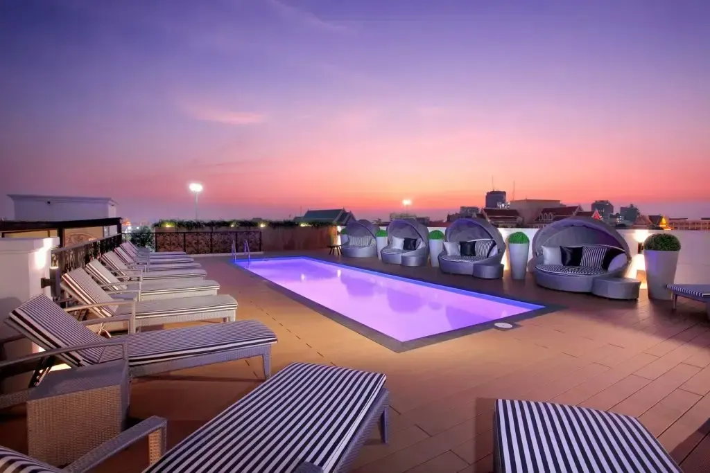 Rooftop pool at sunset at Villa De Khaosan Hotel